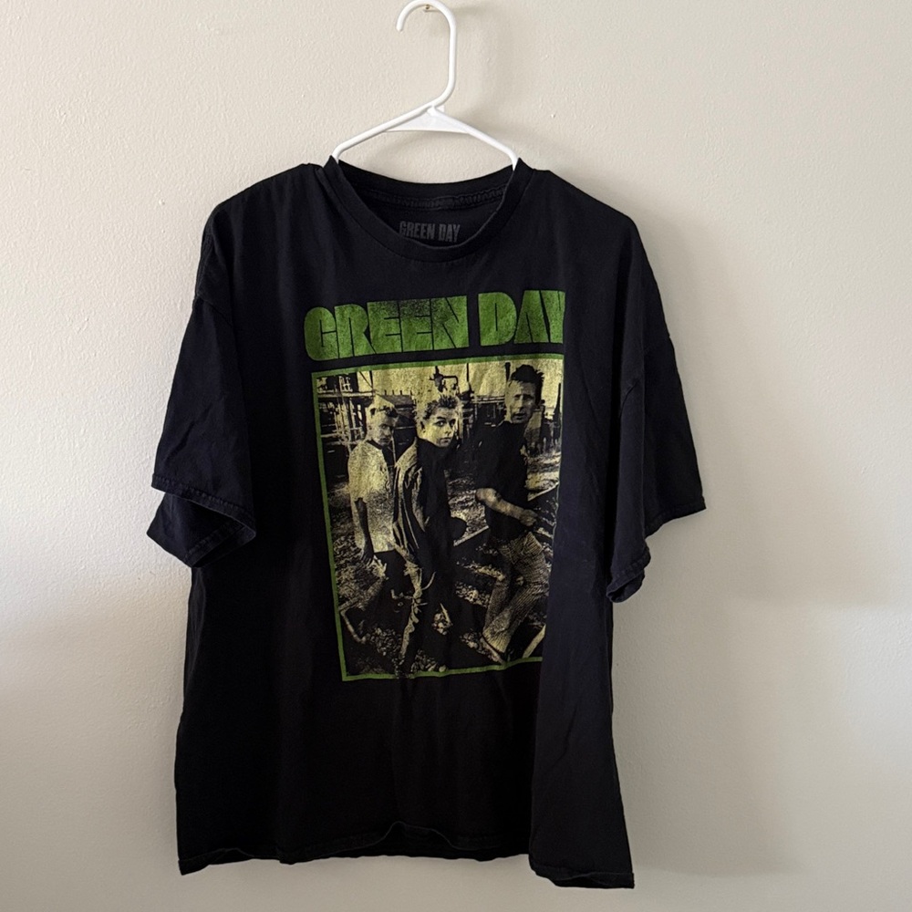 Hot Topic Black and Green Graphic Tee - Picture 1 of 2